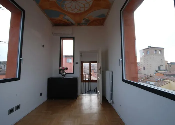 Appartamento Con Altana Panoramica A 2 Min Dalle Due Torri Lägenhet