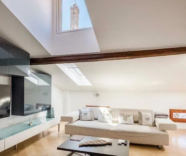 Appartamento con Altana Panoramica a 2 min dalle Due Torri * Bologna