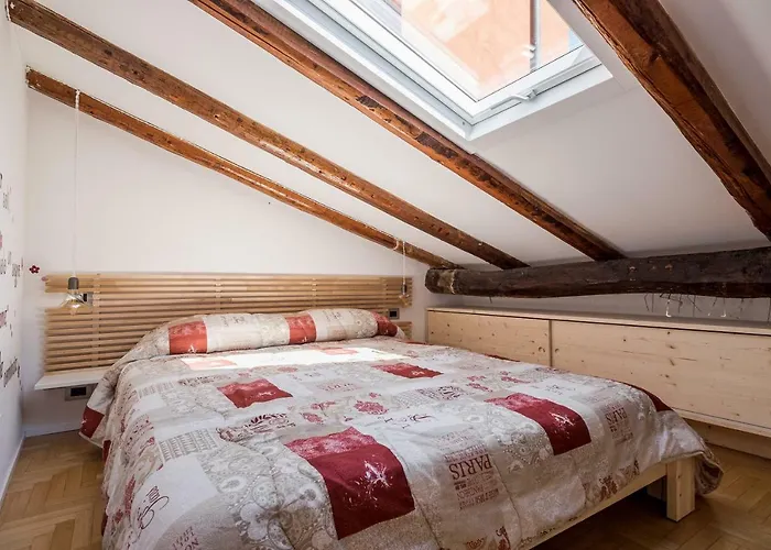 Appartamento Appartamento con Altana Panoramica a 2 min dalle Due Torri Bologna