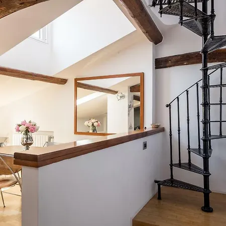 Appartamento Con Altana Panoramica A 2 Min Dalle Due Torri Apartman Bologna